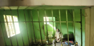 Cepos y rejas para controlar enfermos mentales