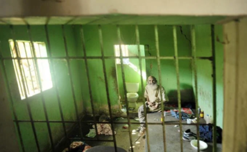 Cepos y rejas para controlar enfermos mentales