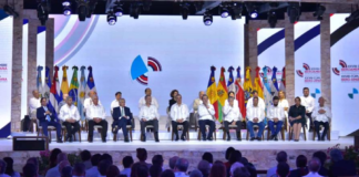 El Ministerio de Medio Ambiente y Recursos Naturales informó que ejecutó un operativo en el que derribó 16 casuchas que estaban a la orilla de los manglares en la isla Saona, específicamente en la playa El Abanico. La ejecución se realizó a través del Servicio Nacional de Protección Ambiental (SENPA), con la asistencia de agentes de la Armada de la República Dominicana, personal del Viceministerio de Áreas Protegidas y Biodiversidad, y guardaparques del ministerio. La ejecución se realizó a través del Servicio Nacional de Protección Ambiental (SENPA), con la asistencia de agentes de la Armada de la República Dominicana, personal del Viceministerio de Áreas Protegidas y Biodiversidad, y guardaparques del ministerio. Las casuchas arrabalizaban el entorno en la zona, que pertenece al Parque Nacional Cotubanamá, puntualizó la entidad encargada de velar por el medioambiente. Asimismo, el ministerio acotó que la única caseta que quedó en el lugar no fue destruida debido a que tiene productos comestibles y, debido a esto, dio un plazo de 15 días a los propietarios para que desmantelen sus instalaciones. Asimismo, el ministerio acotó que la única caseta que quedó en el lugar no fue destruida debido a que tiene productos comestibles y, debido a esto, dio un plazo de 15 días a los propietarios para que desmantelen sus instalaciones. Medio Ambiente recordó que ejecuta en la isla el proyecto “Saona Sostenible”, que tiene como principales objetivos la dignificación de sus habitantes y el correcto control y sostenibilidad de esta área protegida. Este proyecto representa el futuro de conservación y preservación de esa ínsula y es la garantía de que dicha riqueza y belleza natural pueda ser conservada, preservada y cuidada para el disfrute de las presentes y futuras generaciones. Este proyecto representa el futuro de conservación y preservación de esa ínsula y es la garantía de que dicha riqueza y belleza natural pueda ser conservada, preservada y cuidada para el disfrute de las presentes y futuras generaciones. La entidad rectora del medioambiente dijo que continuará dando cumplimiento a la Ley 64-00 y atendiendo alertas de la ciudadanía. Muestra de esto son los 3,189 operativos en febrero pasado, en los que fueron apresadas 252 personas, 175 de éstas sometidas a la acción de la justicia por cometer distintos delitos ambientales, subrayó la institución.