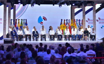 El Ministerio de Medio Ambiente y Recursos Naturales informó que ejecutó un operativo en el que derribó 16 casuchas que estaban a la orilla de los manglares en la isla Saona, específicamente en la playa El Abanico. La ejecución se realizó a través del Servicio Nacional de Protección Ambiental (SENPA), con la asistencia de agentes de la Armada de la República Dominicana, personal del Viceministerio de Áreas Protegidas y Biodiversidad, y guardaparques del ministerio. La ejecución se realizó a través del Servicio Nacional de Protección Ambiental (SENPA), con la asistencia de agentes de la Armada de la República Dominicana, personal del Viceministerio de Áreas Protegidas y Biodiversidad, y guardaparques del ministerio. Las casuchas arrabalizaban el entorno en la zona, que pertenece al Parque Nacional Cotubanamá, puntualizó la entidad encargada de velar por el medioambiente. Asimismo, el ministerio acotó que la única caseta que quedó en el lugar no fue destruida debido a que tiene productos comestibles y, debido a esto, dio un plazo de 15 días a los propietarios para que desmantelen sus instalaciones. Asimismo, el ministerio acotó que la única caseta que quedó en el lugar no fue destruida debido a que tiene productos comestibles y, debido a esto, dio un plazo de 15 días a los propietarios para que desmantelen sus instalaciones. Medio Ambiente recordó que ejecuta en la isla el proyecto “Saona Sostenible”, que tiene como principales objetivos la dignificación de sus habitantes y el correcto control y sostenibilidad de esta área protegida. Este proyecto representa el futuro de conservación y preservación de esa ínsula y es la garantía de que dicha riqueza y belleza natural pueda ser conservada, preservada y cuidada para el disfrute de las presentes y futuras generaciones. Este proyecto representa el futuro de conservación y preservación de esa ínsula y es la garantía de que dicha riqueza y belleza natural pueda ser conservada, preservada y cuidada para el disfrute de las presentes y futuras generaciones. La entidad rectora del medioambiente dijo que continuará dando cumplimiento a la Ley 64-00 y atendiendo alertas de la ciudadanía. Muestra de esto son los 3,189 operativos en febrero pasado, en los que fueron apresadas 252 personas, 175 de éstas sometidas a la acción de la justicia por cometer distintos delitos ambientales, subrayó la institución.