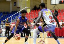 Correcaminos quitan invicto a Eduardos en basket de Puerto Plata