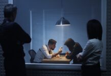 Albert Tucker enriqueció la teoría de los juegos de otros ingeniosos matemáticos, al incorporarle las recompensas a la acusación hipotética de un crimen que se le hacia a dos prisioneros sin pruebas suficientes. | Shutterstock.