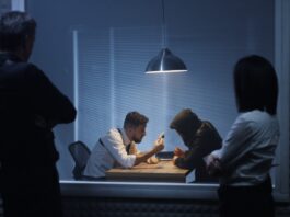 Albert Tucker enriqueció la teoría de los juegos de otros ingeniosos matemáticos, al incorporarle las recompensas a la acusación hipotética de un crimen que se le hacia a dos prisioneros sin pruebas suficientes. | Shutterstock.