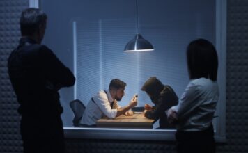 Albert Tucker enriqueció la teoría de los juegos de otros ingeniosos matemáticos, al incorporarle las recompensas a la acusación hipotética de un crimen que se le hacia a dos prisioneros sin pruebas suficientes. | Shutterstock.