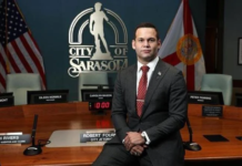 Un dominicano es el comisionado de Sarasota