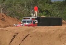 Depredadores del río Yaque golpean a periodista que los grabó extrayendo materiales