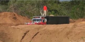 Depredadores del río Yaque golpean a periodista que los grabó extrayendo materiales