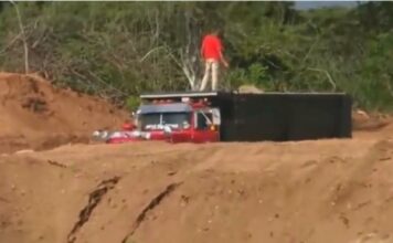 Depredadores del río Yaque golpean a periodista que los grabó extrayendo materiales