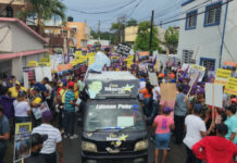 Peledeístas desafían la lluvia y marchan en contra del alto costo de la vida, en Puerto Plata