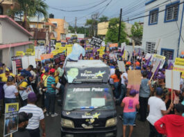 Peledeístas desafían la lluvia y marchan en contra del alto costo de la vida, en Puerto Plata