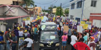 Peledeístas desafían la lluvia y marchan en contra del alto costo de la vida, en Puerto Plata