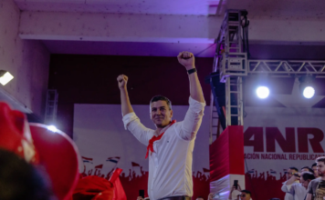Paraguay elige como presidente a Santiago Peña, economista del Partido Colorado