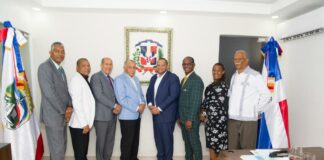 Alcalde Carlos Guzmán elogia y resalta trabajo de pastores evangélicos de SDN