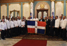 Presidente Abinader entrega bandera a delegación que va a los Centroamericanos El Salvador