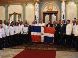 Presidente Abinader entrega bandera a delegación que va a los Centroamericanos El Salvador