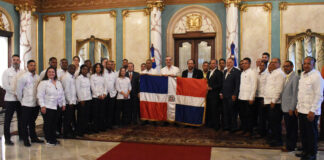 Presidente Abinader entrega bandera a delegación que va a los Centroamericanos El Salvador
