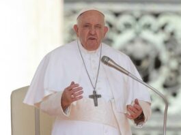 El papa mejora, pero se le ha desaconsejado celebrar públicamente el ángelus