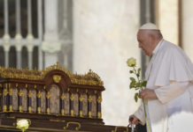 El papa sale de su operación sin complicaciones, informa El Vaticano