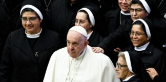 El papa Francisco les otorga a las mujeres un histórico derecho al voto en una reunión de obispos