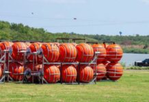 Cómo es el “muro flotante” hecho de boyas con púas que Texas está instalando en el Río Bravo para evitar el paso de migrantes de México a EE.UU.