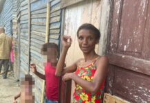 Madre clama por aulas para inscribir sus hijos