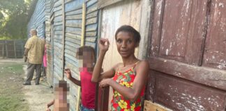 Madre clama por aulas para inscribir sus hijos