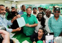 Alcalde Carlos Guzmán inscribe su precandidatura a la misma posición en la FP