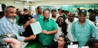 Alcalde Carlos Guzmán inscribe su precandidatura a la misma posición en la FP