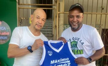 Club Máximo Gómez agradece a Félix Polanco uniforme para Torneo U14