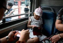 China quiere que los niños pasen menos tiempo en sus teléfonos inteligentes
