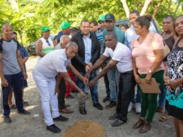 Alcalde Carlos Guzmán deja iniciados trabajos de construcción de aceras, contenes, badenes y bacheos de calles