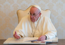 El papa recibe un «Padre Nuestro» traducido a una antigua lengua amazónica