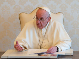 El papa recibe un «Padre Nuestro» traducido a una antigua lengua amazónica