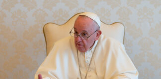 El papa recibe un «Padre Nuestro» traducido a una antigua lengua amazónica