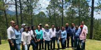 Ministro de Medio Ambiente visita a la familia De Moya Loveras en San José de las Matas