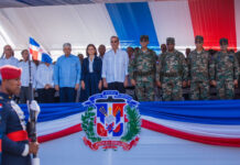 Presidente encabeza desfile militar-policial con motivo 160 aniversario de la Restauración
