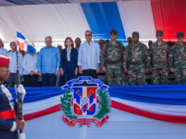 Presidente encabeza desfile militar-policial con motivo 160 aniversario de la Restauración