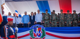 Presidente encabeza desfile militar-policial con motivo 160 aniversario de la Restauración
