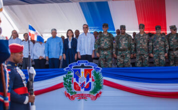 Presidente encabeza desfile militar-policial con motivo 160 aniversario de la Restauración