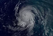 El huracán Lee sigue avanzando con más fuerza