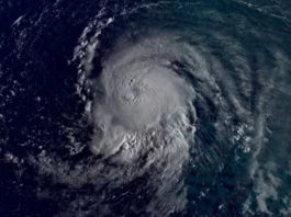 El huracán Lee sigue avanzando con más fuerza