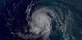 El huracán Lee sigue avanzando con más fuerza