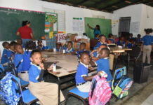 Estudiantes reciben clases en una iglesia tras dos años esperando reparación de escuela