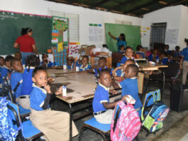 Estudiantes reciben clases en una iglesia tras dos años esperando reparación de escuela