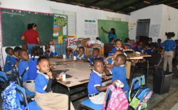 Estudiantes reciben clases en una iglesia tras dos años esperando reparación de escuela