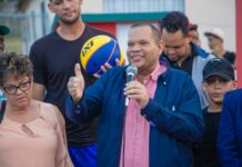 Alcalde Carlos Guzmán entrega vivienda en Los Guaricanos e inaugura cancha deportiva en el Primaveral de Villa Mella