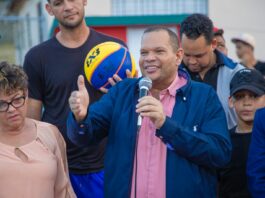 Alcalde Carlos Guzmán entrega vivienda en Los Guaricanos e inaugura cancha deportiva en el Primaveral de Villa Mella