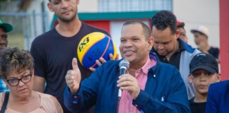 Alcalde Carlos Guzmán entrega vivienda en Los Guaricanos e inaugura cancha deportiva en el Primaveral de Villa Mella