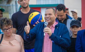 Alcalde Carlos Guzmán entrega vivienda en Los Guaricanos e inaugura cancha deportiva en el Primaveral de Villa Mella