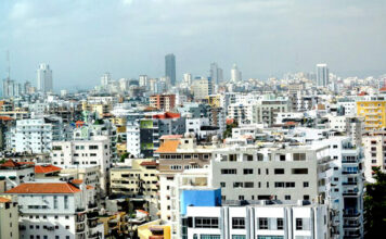 Tres economistas ven justificado revisar a la baja metas crecimiento